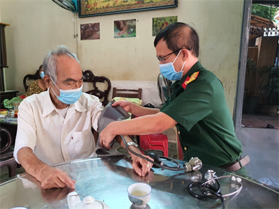 Bộ CHQS tỉnh Bà Rịa-Vũng Tàu thăm, tặng quà nguyên lãnh đạo Bộ CHQS tỉnh