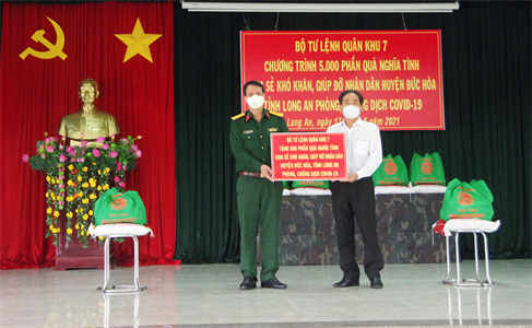 Bộ Tư lệnh Quân khu tặng 500 phần quà nghĩa tình cho người dân Long An
