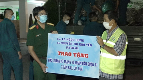 Trung tâm PT-TH Quân đội phối hợp trao tặng thực phẩm cho lực lượng phòng chống dịch