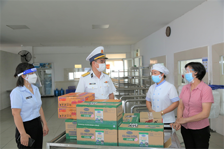 Tổng công ty Tân cảng Sài Gòn tặng quà cán bộ, hội viên phụ nữ nơi tuyến đầu sản xuất, phòng chống dịch