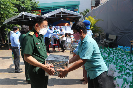 Công ty CP Dệt may 7 tặng quà người dân vượt khó, chống dịch