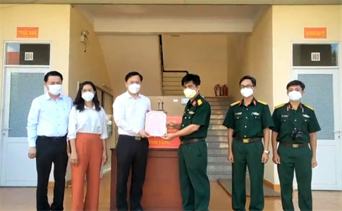Đoàn cán bộ cơ quan Thành ủy Thành phố Hồ Chí Minh thăm Bệnh viện Dã chiến số 5