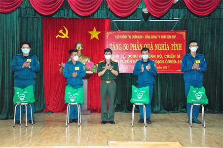 Cục Chính trị Quân khu 7 và Tổng Công ty Thái Sơn tặng 400 phần quà lực lượng tuyến đầu chống dịch