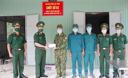 Bộ Chỉ huy Bộ đội Biên phòng tỉnh Bình Phước thăm, tặng quà trên tuyến biên giới