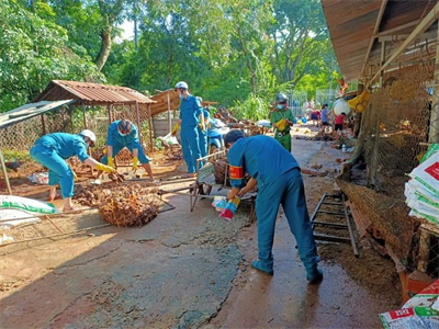 LLVT huyện Hớn Quản giúp dân khắc phục hậu quả thiên tai
