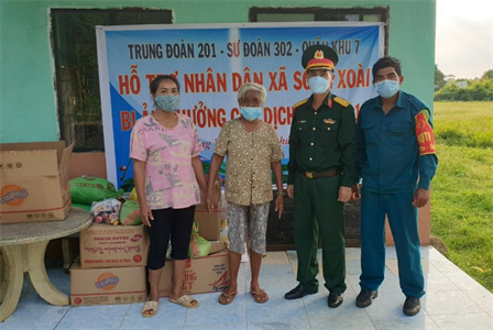 Trung đoàn 201 giúp dân vượt khó chống dịch