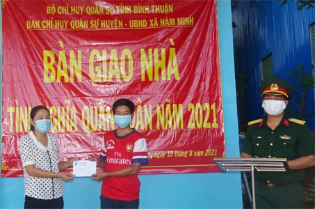 Ban CHQS huyện Hàm Thuận Nam trao tặng “nhà tình nghĩa quân - dân”