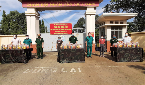 Kho K6, Cục Kỹ thuật Quân khu trao 30 suất quà giúp đỡ bà con tại địa bàn đóng quân