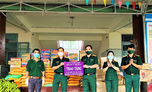 Trung đoàn 719 huy động 3,5 tấn rau, củ, quả trao tặng TP. Hồ Chí Minh