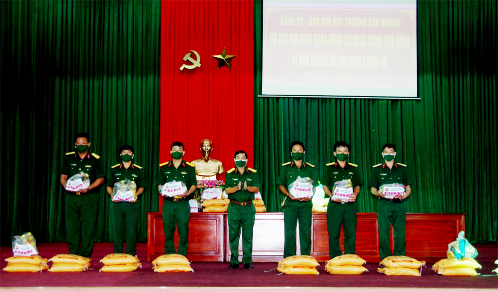 Trường bắn Quốc gia Khu vực 3 tặng quà gia đình quân nhân có hoàn cảnh khó khăn dịch Covid-19.
