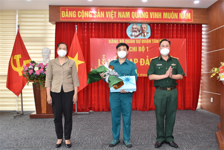 Đảng ủy Quân sự quận Tân Bình kết nạp đảng viên trên tuyến đầu chống dịch