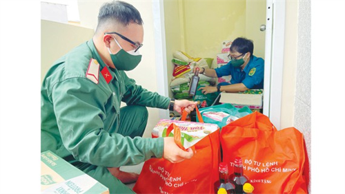 Dốc lực đưa nhu yếu phẩm đến người dân
