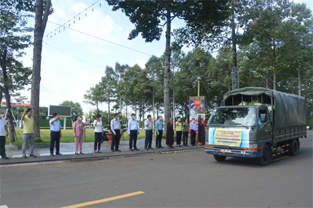 Bộ CHQS tỉnh Bình Phước xuất quân tiếp sức lương thực, thực phẩm cho TP Hồ Chí Minh