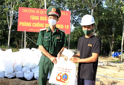 Trường Sĩ quan Lục quân 2 tặng 400 phần quà giúp người dân thành phố Biên Hòa, Đồng Nai