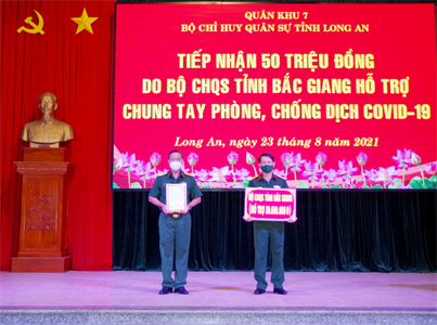 Bộ CHQS tỉnh Bắc Giang hỗ trợ Bộ CHQS tỉnh Long An kinh phí phòng, chống dịch Covid-19