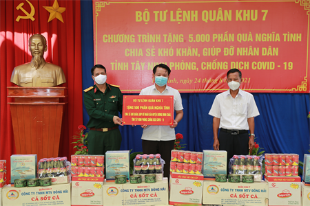 Lực lượng vũ trang Quân khu 7 chia sẻ khó khăn với Nhân dân tỉnh Tây Ninh chống dịch
