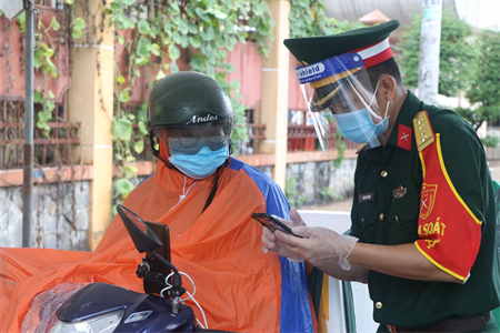 Chiến sĩ Quân đoàn 4 cùng Thành phố chống dịch