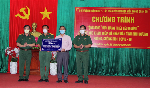 Quân khu tặng 500 phần quà cho người dân huyện Phú Giáo, tỉnh Bình Dương