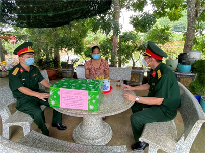 Bộ CHQS tỉnh Bà Rịa-Vũng Tàu tặng quà các gia đình khó khăn