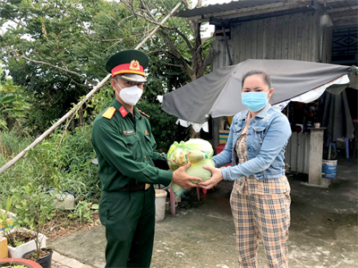 LLVT huyện Thủ Thừa, Long An tặng quà đồng bào Khmer khó khăn 