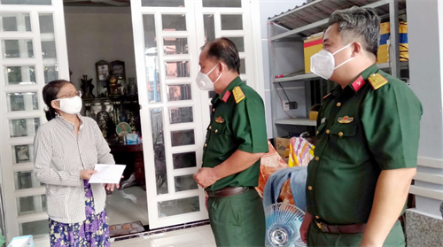 Ban CHQS thành phố Tân An tặng quà gia đình lực lượng tuyến đầu chống dịch