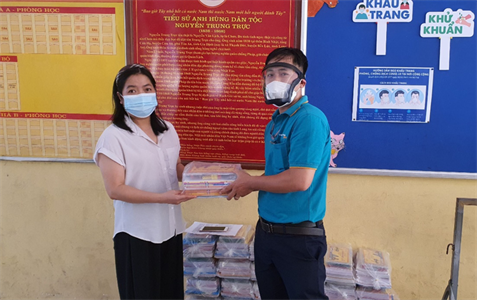 Khai giảng mùa dịch: Viettel Post mang sách giáo khoa đến tận nhà cho học sinh