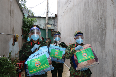 Quà tặng của bộ đội, ấm lòng người dân trong vùng dịch