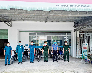 Ban CHQS huyện Củ Chi tiếp nhận 21 xe máy của Chi nhánh Viettel Post Củ Chi