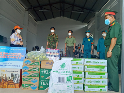 Ban CHQS quận Tân Phú thăm cán bộ, chiến sĩ tại Bệnh viện dã chiến số 14.