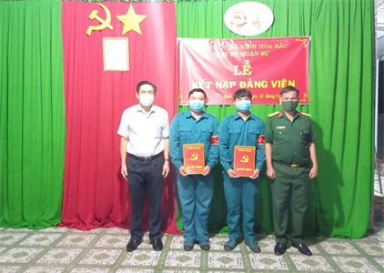 Chiến sĩ dân quân ưu tú bước vào hàng ngũ của Đảng