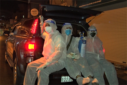 Chiến sĩ quân y xuyên đêm cấp cứu bệnh nhân Covid-19 tại nhà