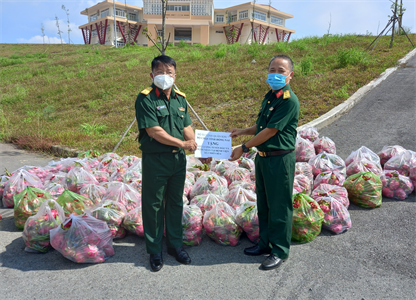 Bộ CHQS tỉnh Đồng Nai tiếp nhận 26 tấn thanh long