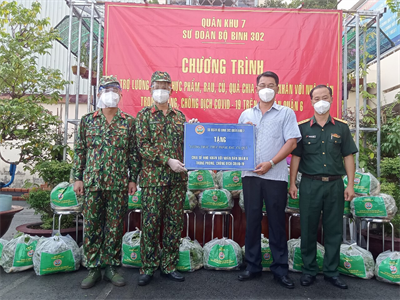 Sư đoàn 302 tặng quà giúp đỡ Nhân dân thành phố Hồ Chí Minh chống dịch