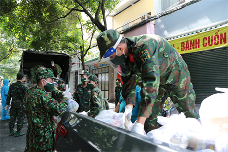 Cục Chính trị Quân khu 7 phối hợp tặng quà công nhân, người lao động khó khăn do đại dịch Covid-19