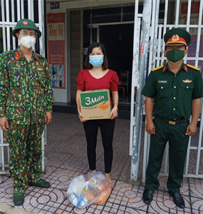 Ban CHQS quận Tân Phú tặng quà gia đình cán bộ, chiến sĩ Sư đoàn 9 hỗ trợ địa phương chống dịch