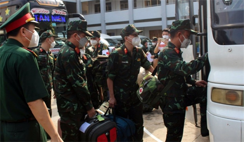 Hơn 100 cán bộ quân y tăng cường tới Đồng Nai chống dịch