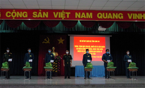 Chia sẻ khó khăn với hậu phương chiến sĩ