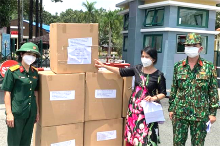 Lữ đoàn 77 kết hợp tặng vật tư y tế  cho các Bệnh viện dã chiến