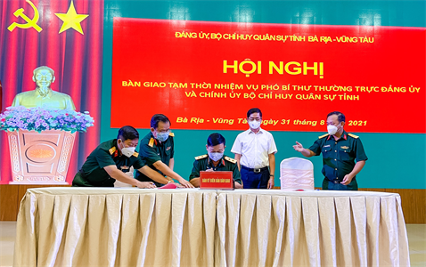 Bàn giao tạm thời nhiệm vụ Chính ủy Bộ CHQS tỉnh Bà Rịa-Vũng Tàu