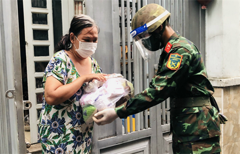 Thương anh lính trẻ đi chợ hộ dân