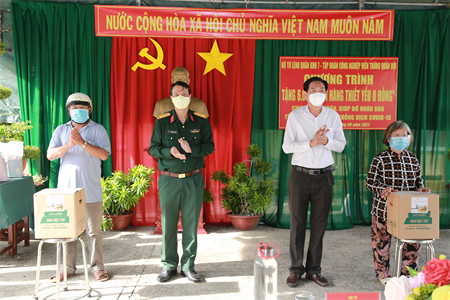 500 phần quà nghĩa tình hỗ trợ Nhân dân huyện Cần Giuộc, tỉnh Long An chống dịch