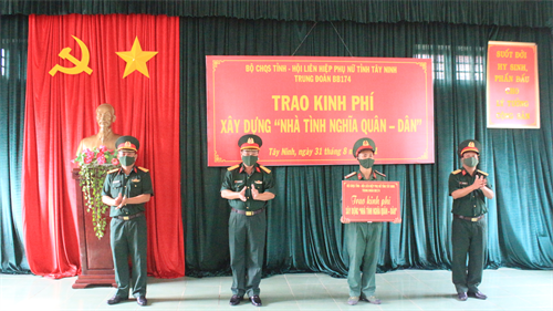 Bộ CHQS tỉnh Tây Ninh trao kinh phí xây dựng “nhà tình nghĩa quân - dân”