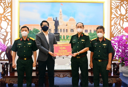 Bộ Tư lệnh TP Hồ Chí Minh tiếp nhận 7.000 lít dầu nhờn động cơ