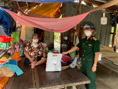 Hơn 200 phần quà tặng lực lượng tuyến đầu chống dịch và người dân có hoàn cảnh khó khăn