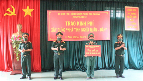 Bộ CHQS tỉnh Tây Ninh trao kinh phí xây dựng nhà tình nghĩa quân dân