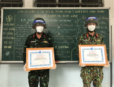 Hai chiến sĩ Sư đoàn 5 khống chế tội phạm được tặng bằng khen
