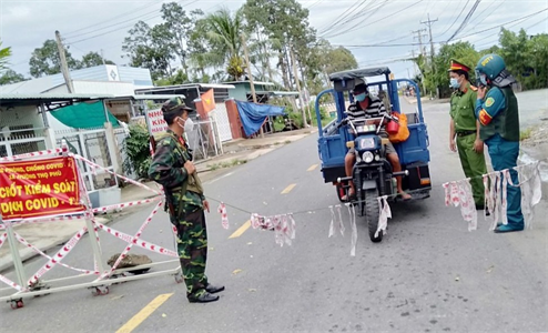 Vợ chồng cùng chung chiến tuyến chống giặc “Covid-19”