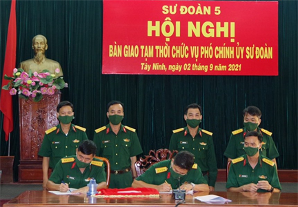 Bàn giao tạm thời nhiệm vụ Phó Chính ủy Sư đoàn 5
