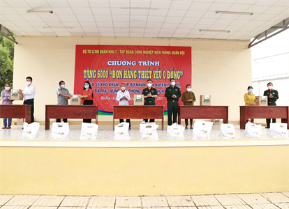 500 đơn hàng thiết yếu tặng người dân xã Long Tân, huyện Đất Đỏ
