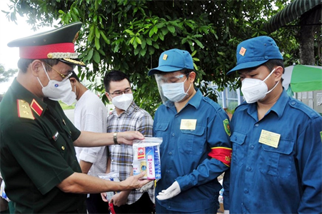 Bộ Tư lệnh Thành phố Hồ Chí Minh thăm, tặng quà lực lượng làm nhiệm vụ phòng, chống dịch